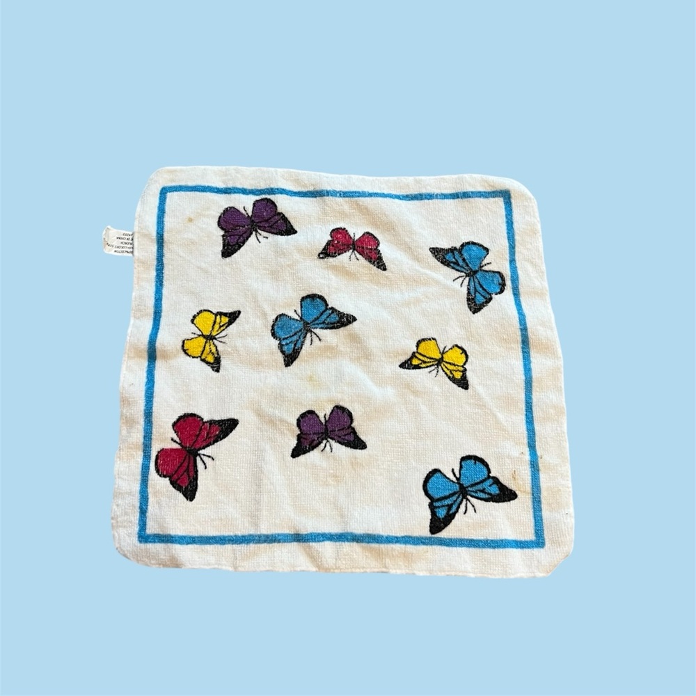 ⚪️Little girl one size multicolor butterfly washcloth, preowned⚪️